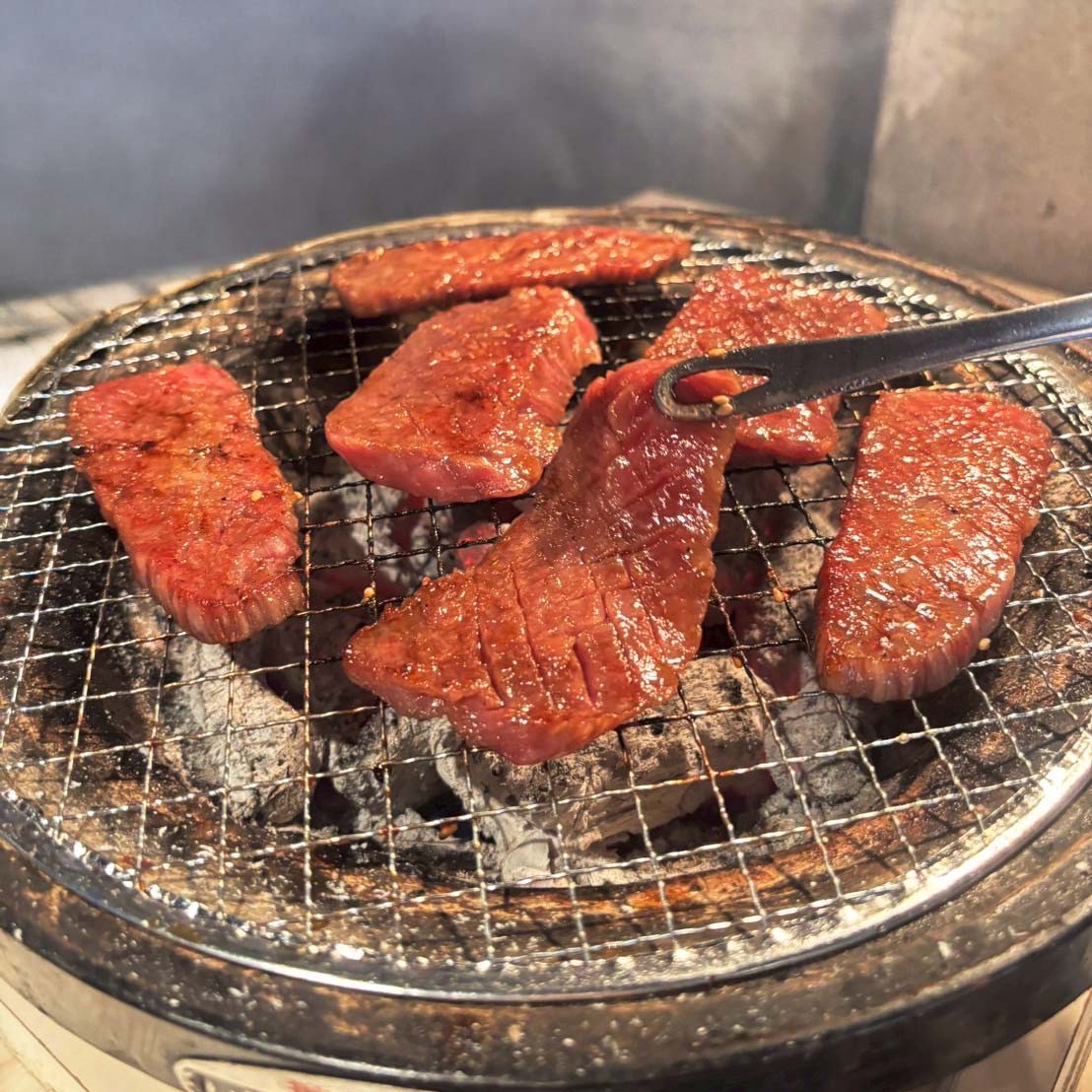 網の上で焼かれたカルビ